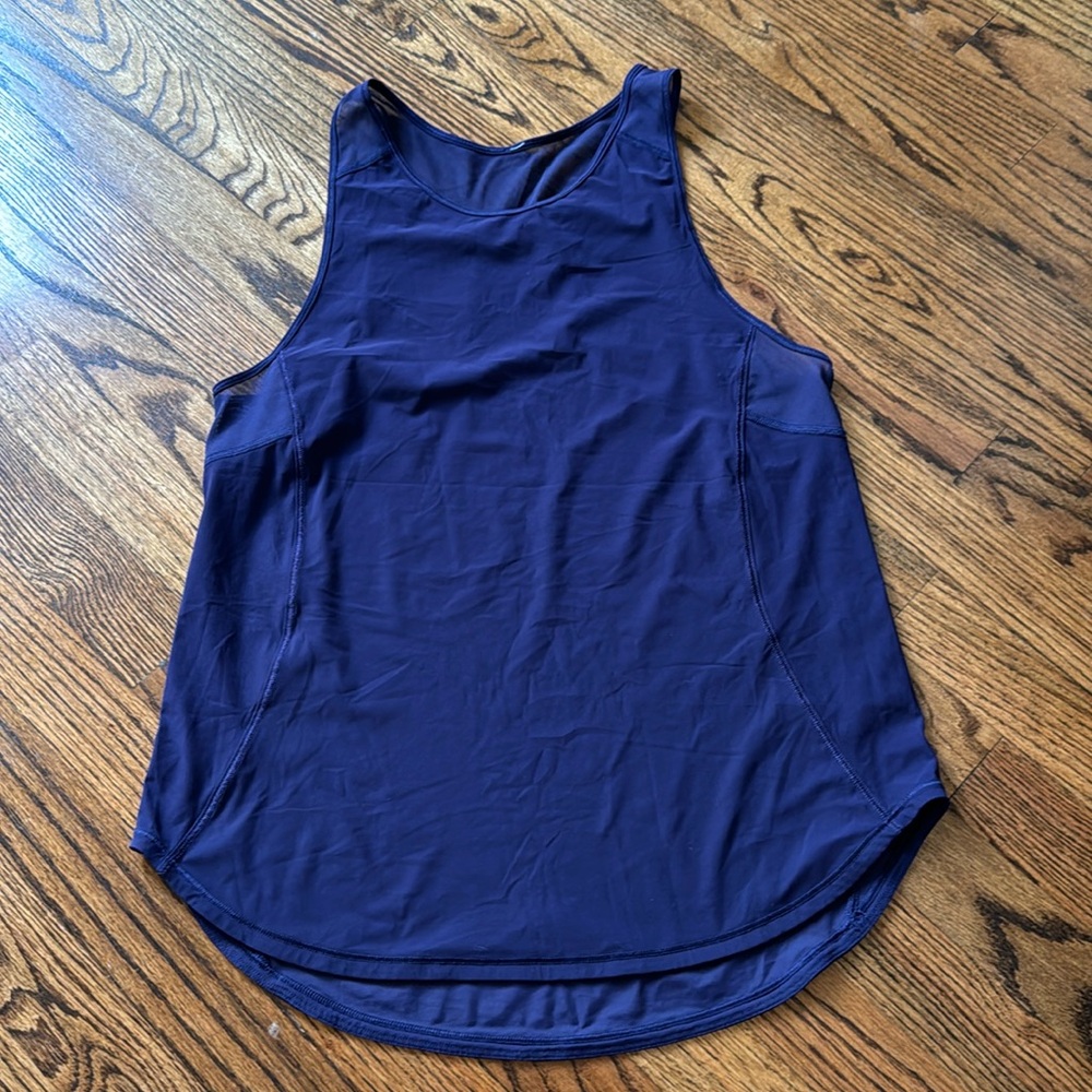 EUC Lululemon Sculpt tank in dark purple. Size 6